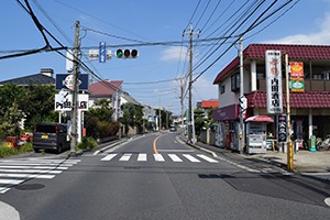 新郷図書館東交差点に看板がございます