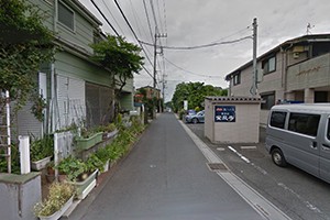 右前方に看板が見えますので、看板の手前を左折してください